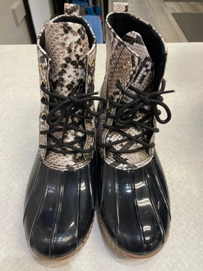 Boots Snow By Clothes Mentor In Snakeskin Print, Size: 8.5