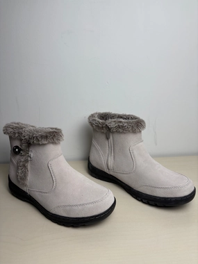 Boots Snow By Khombu In Taupe, Size: 10