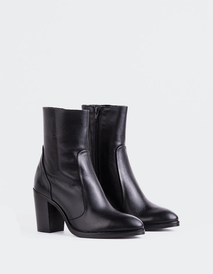 Giove Black Leather